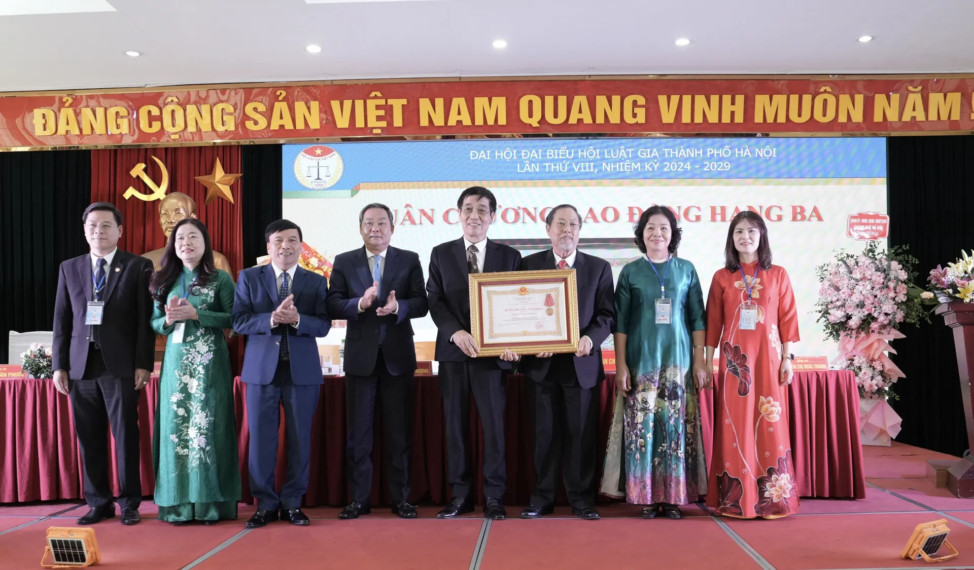 Hội Luật gia TP Hà Nội đón nhận Huân chương Lao động hạng Ba