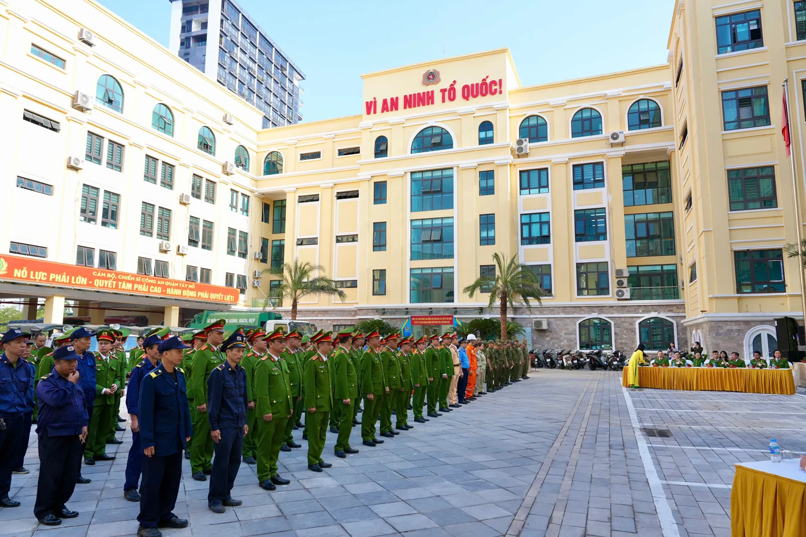 Tây Hồ ra quân tăng cường xử lý vi phạm trật tự đô thị