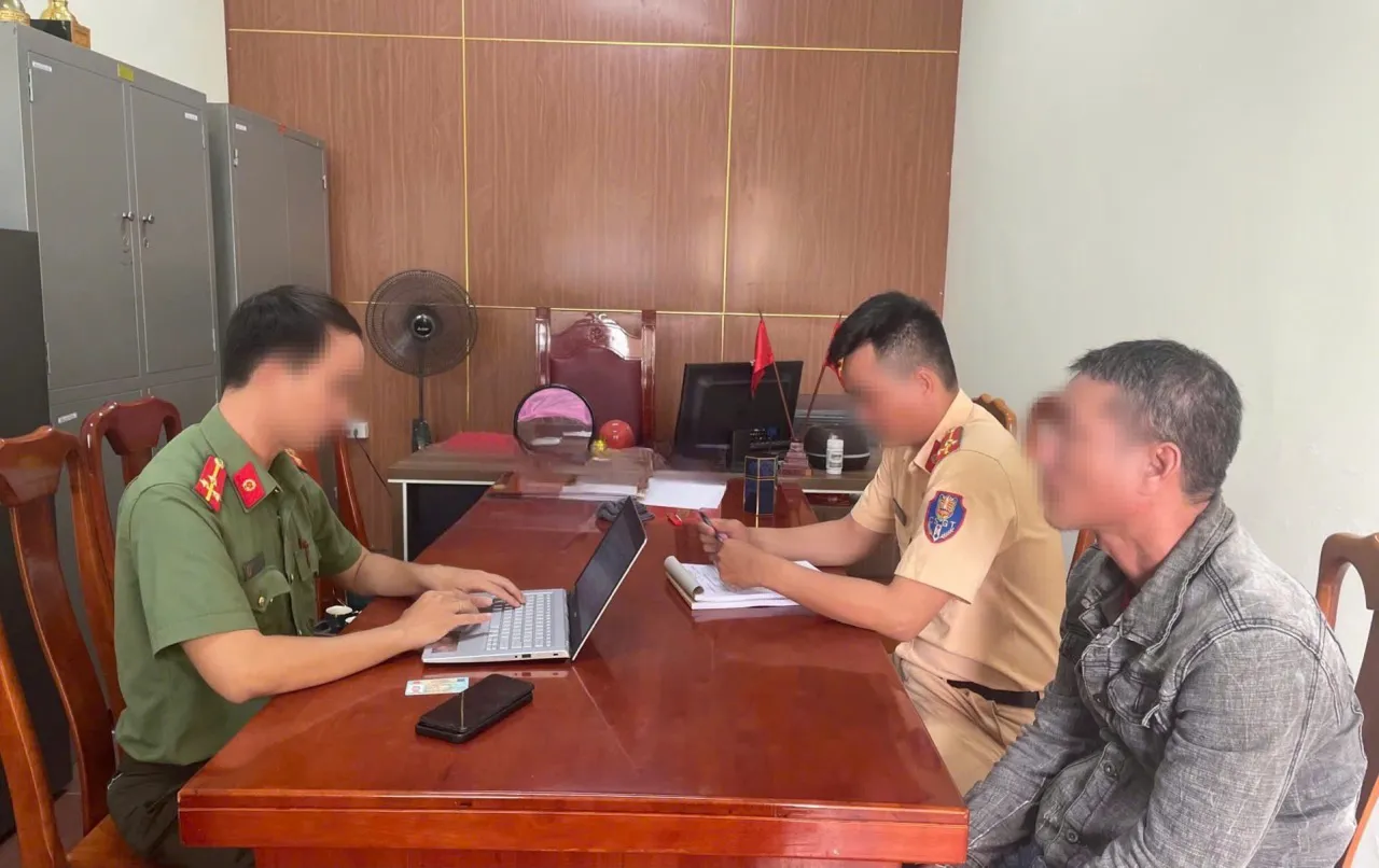 Con gái bị CSGT phạt, bố lên Facebook xúc phạm công an