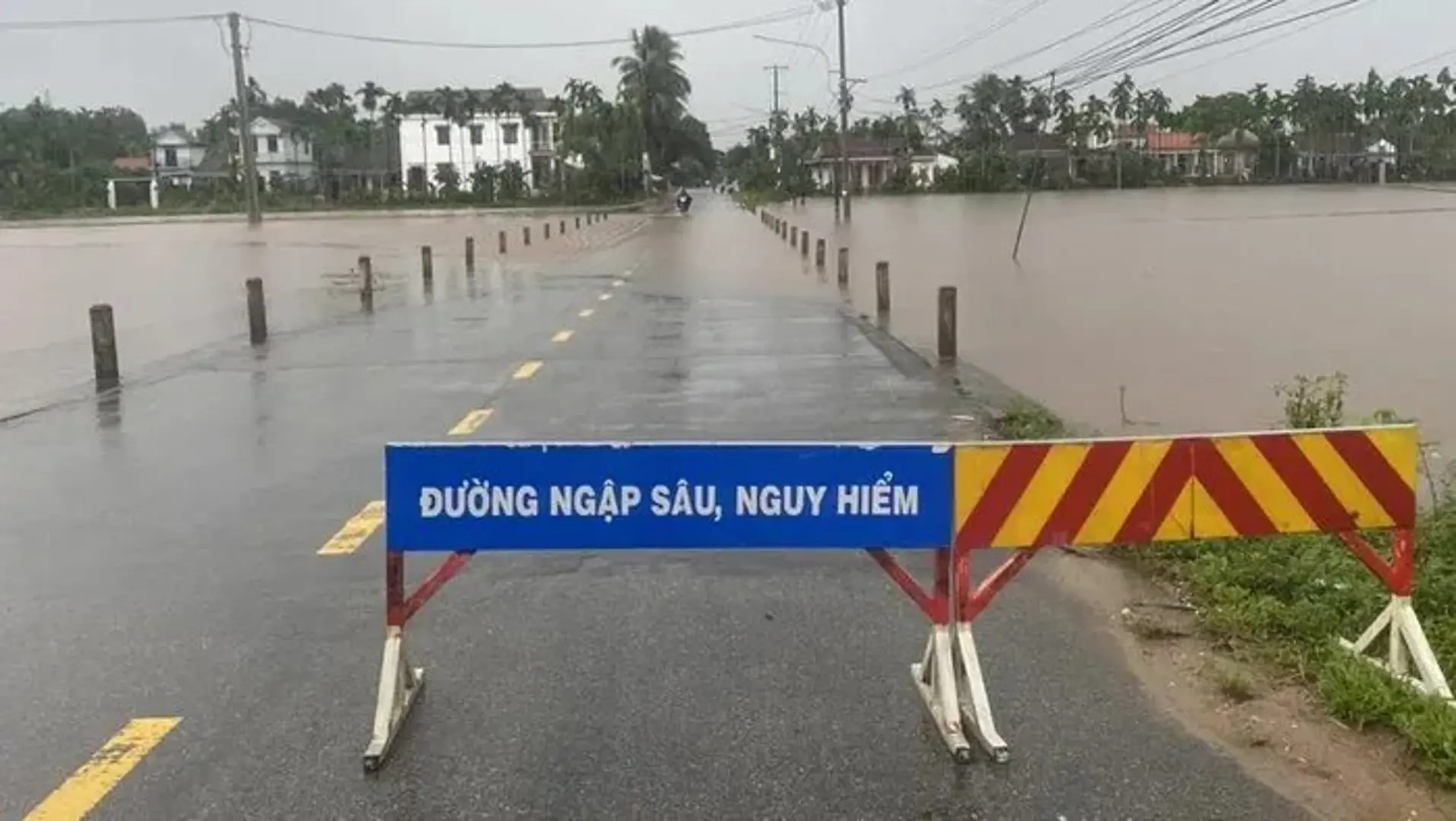 Mưa lớn kéo dài, Thừa Thiên Huế đối mặt nguy cơ ngập lụt trên diện rộng