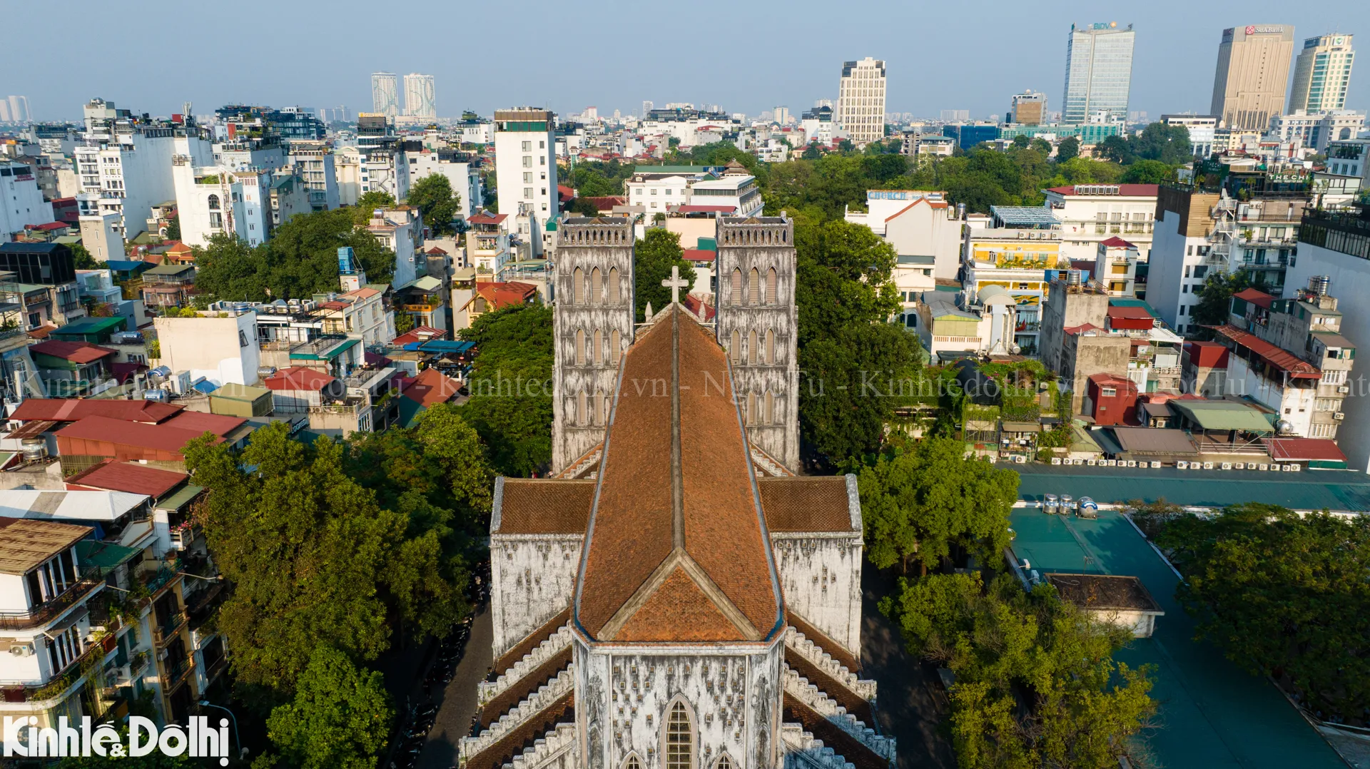 Vẻ đẹp bên ngoài của Nhà thờ Lớn Hà Nội nhìn từ trên cao