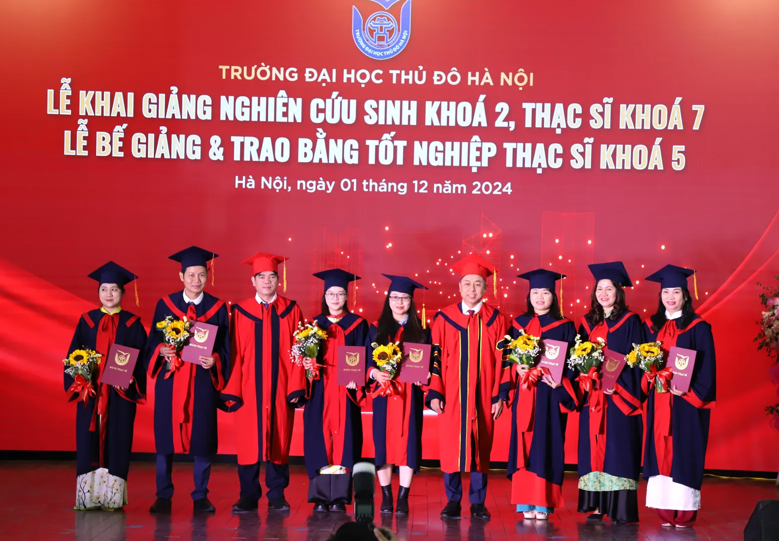 Trường Đại học Thủ đô khai giảng nghiên cứu sinh và trao 150 bằng thạc sĩ