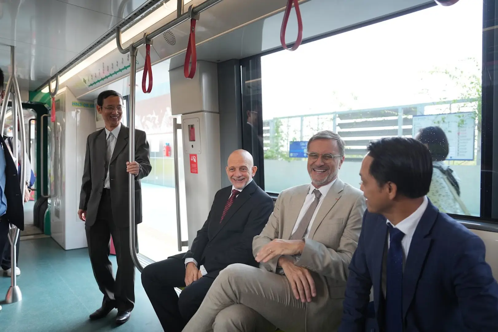 Theo chân Đại sứ Pháp trải nghiệm metro, thăm cầu Long Biên