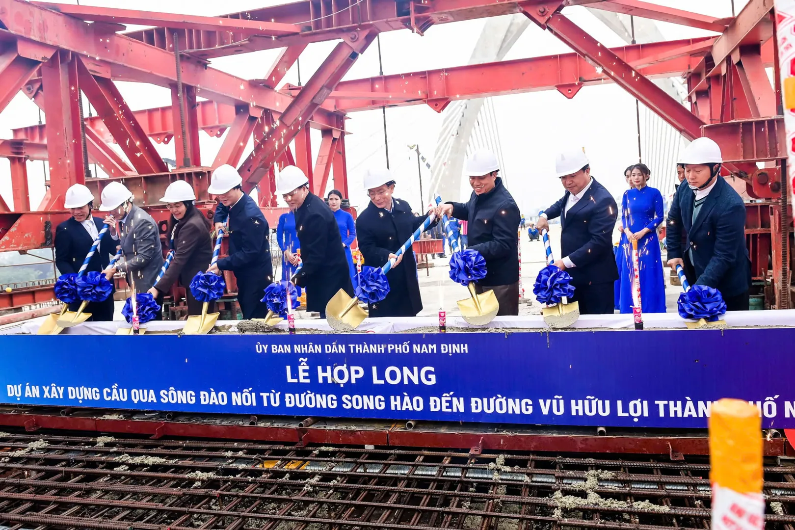 Cầu qua sông Đào, nối TP Nam Định với 6 huyện phía Nam được hợp long