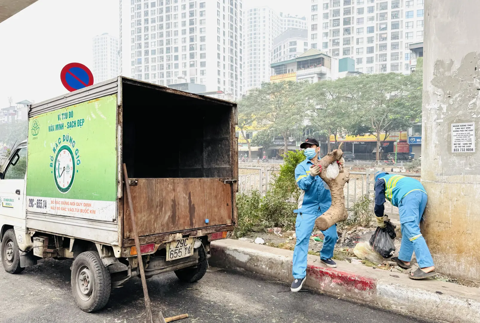 Quận Đống Đa ra quân xử lý vệ sinh môi trường dọc sông Tô Lịch