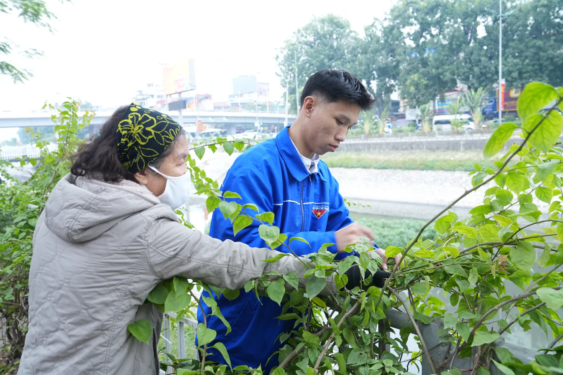 Phường Trung Hoà: ra quân chỉnh trang tuyến đường hoa giấy dọc bờ sông Tô Lịch