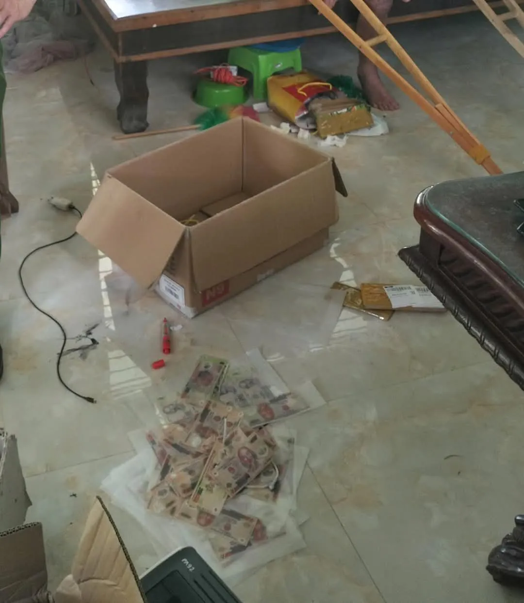 Khởi tố 9 đối tượng bán gần 200 triệu đồng “tiền giả”