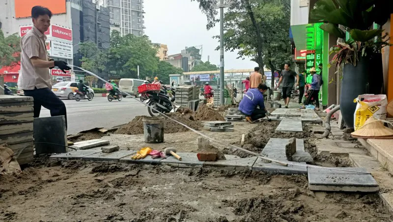 Giải cứu vỉa hè khỏi những cuộc “tiểu phẫu”
