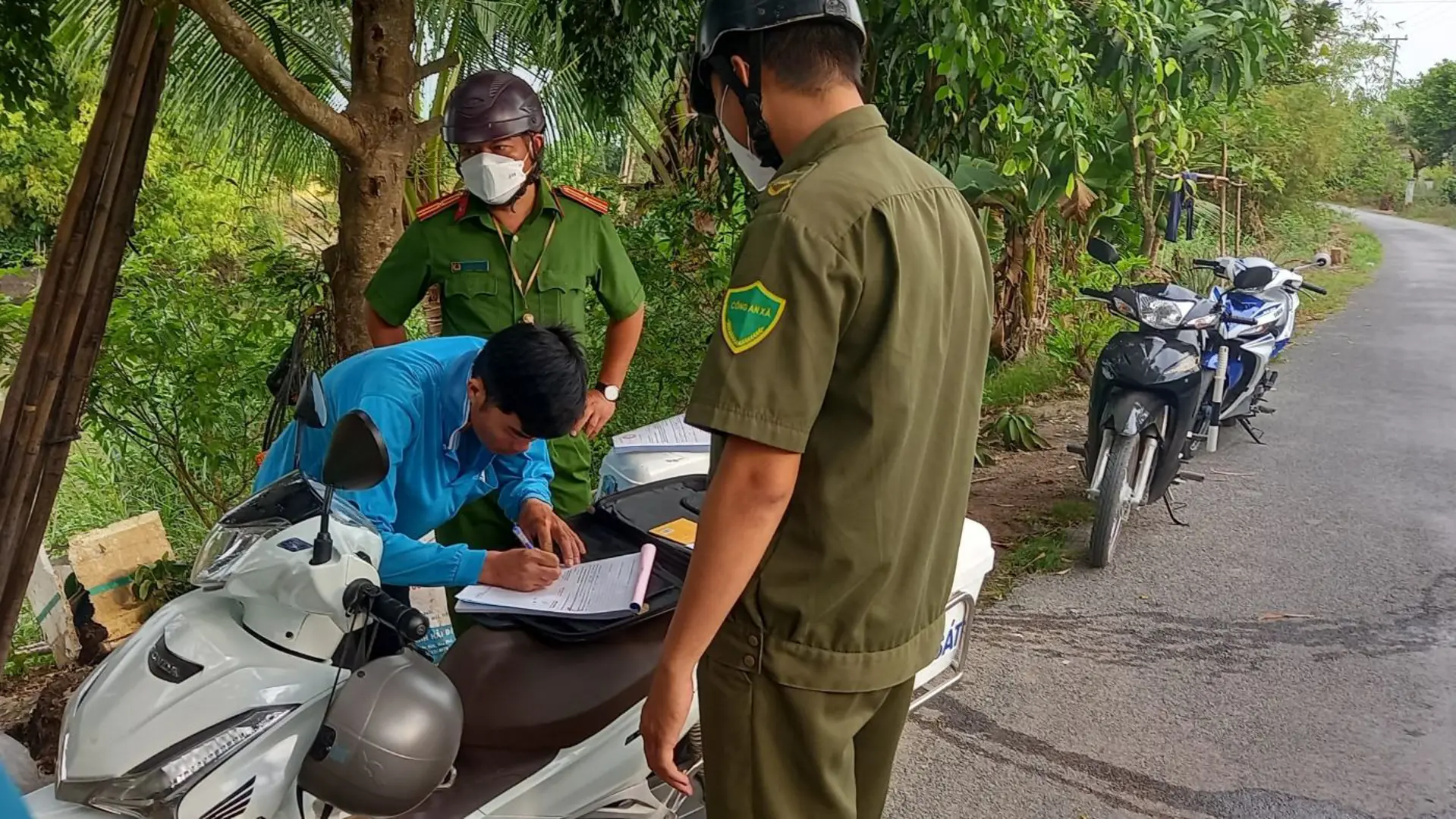 Công an xã xử lý vi phạm giao thông: tránh lạm quyền, tiêu cực