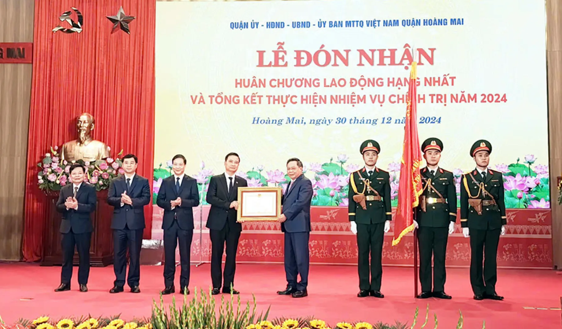 Quận Hoàng Mai đón nhận Huân chương Lao động hạng Nhất