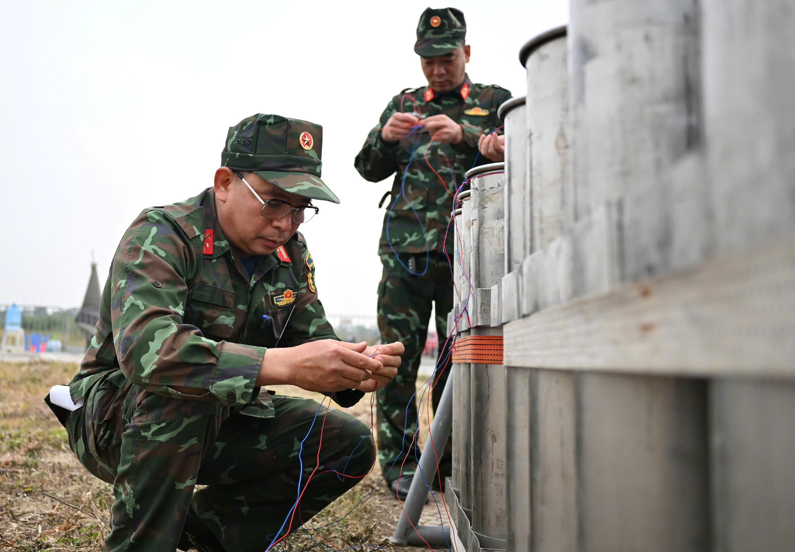 Cận cảnh trận địa pháo hoa chào đón Tết Dương lịch 2025 tại Hà Nội