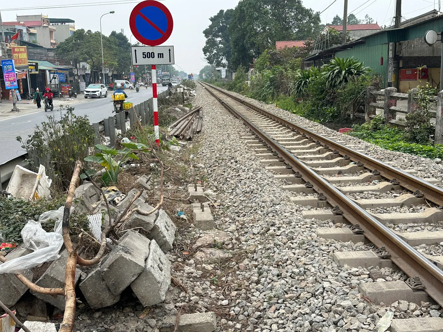 Nhếch nhác, phản cảm tuyến hành lang an toàn đường sắt ở huyện Phú Xuyên