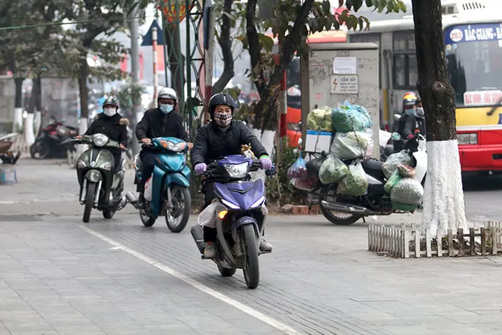 Đi xe máy trên vỉa hè bị phạt đến 6 triệu đồng