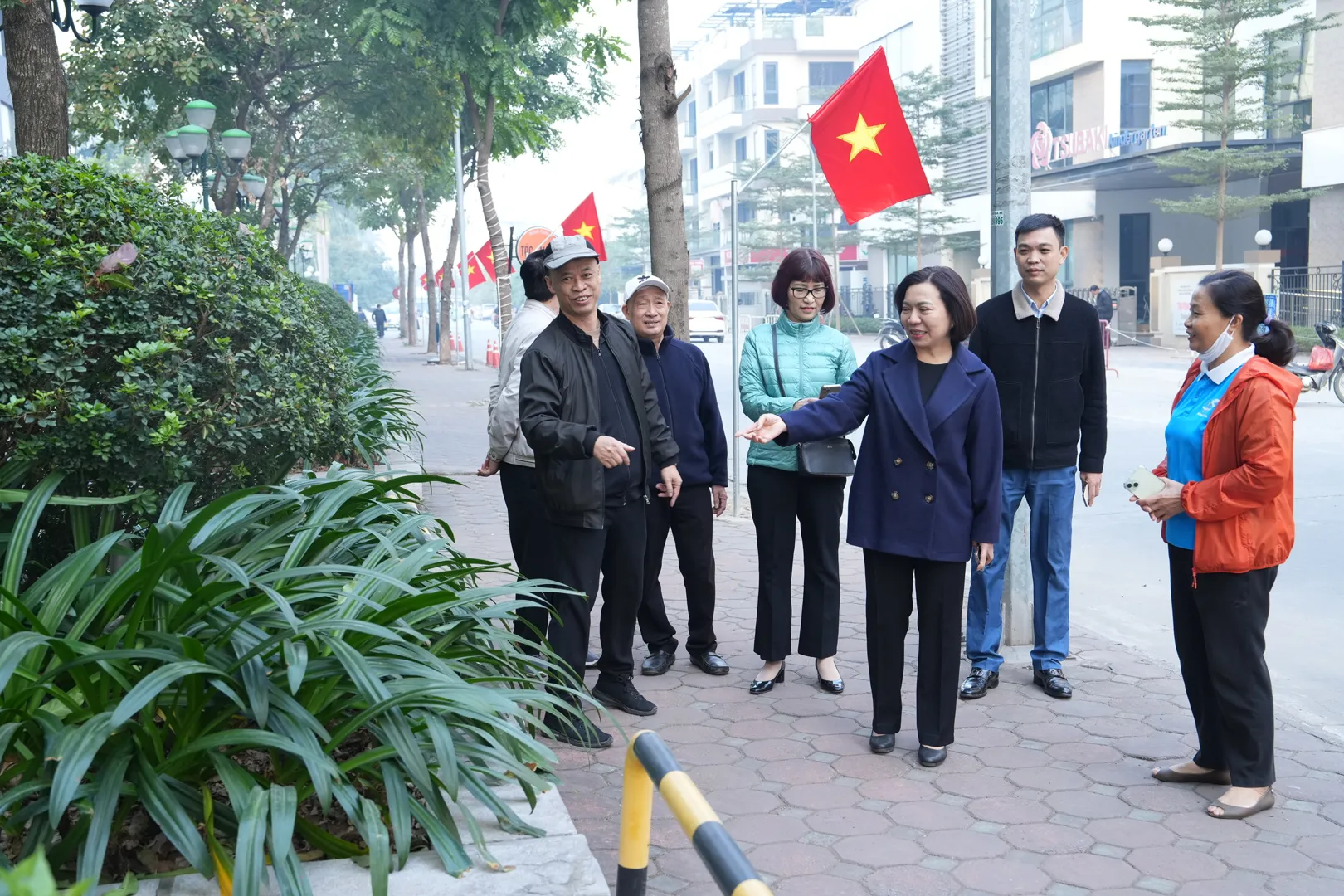 Sức dân trong phong trào xây dựng Thủ đô "Sáng-Xanh-Sạch-Đẹp" tại quận Tây Hồ