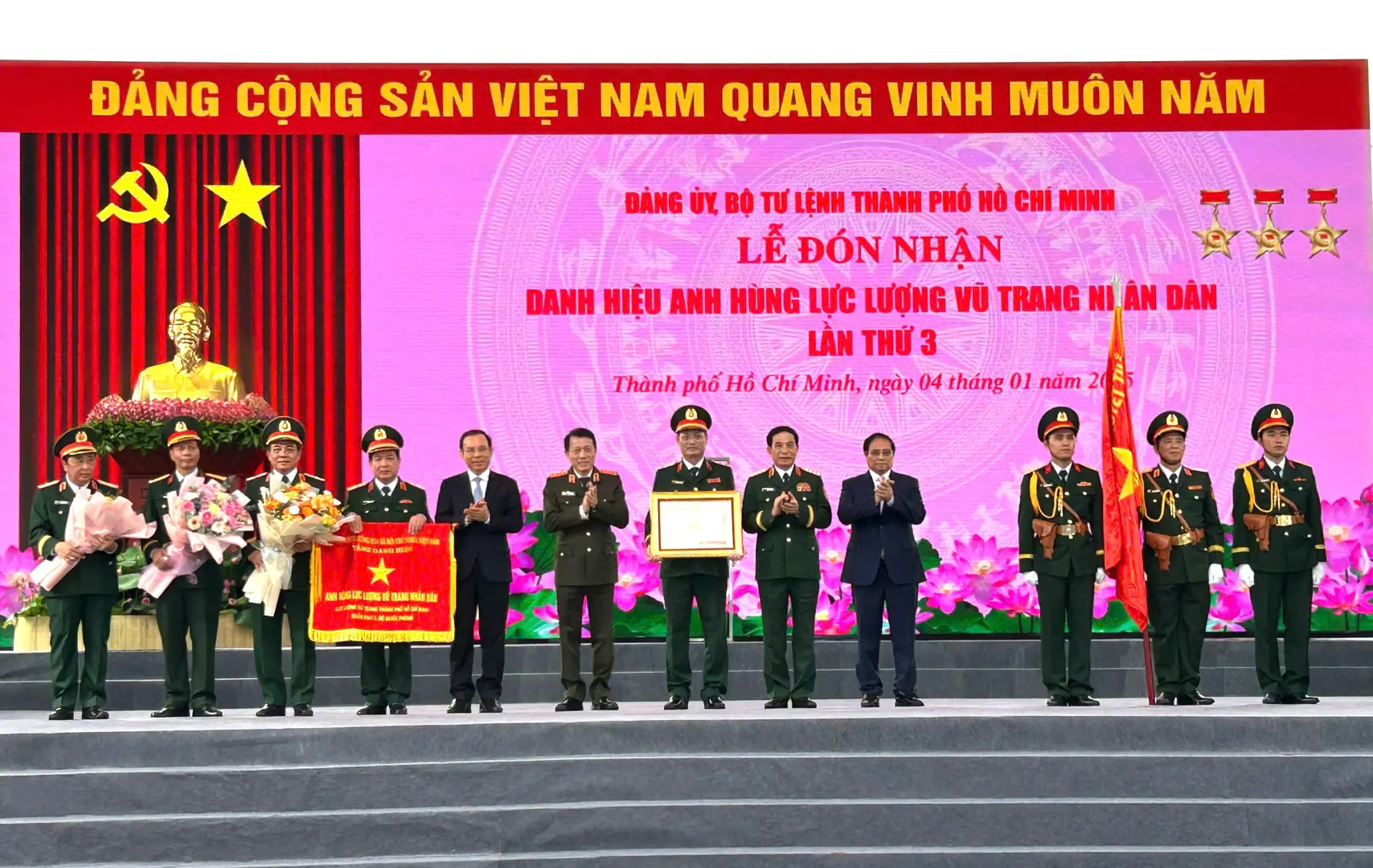 Bộ Tư lệnh TP Hồ Chí Minh vinh dự đón nhận danh hiệu Anh hùng LLVTND