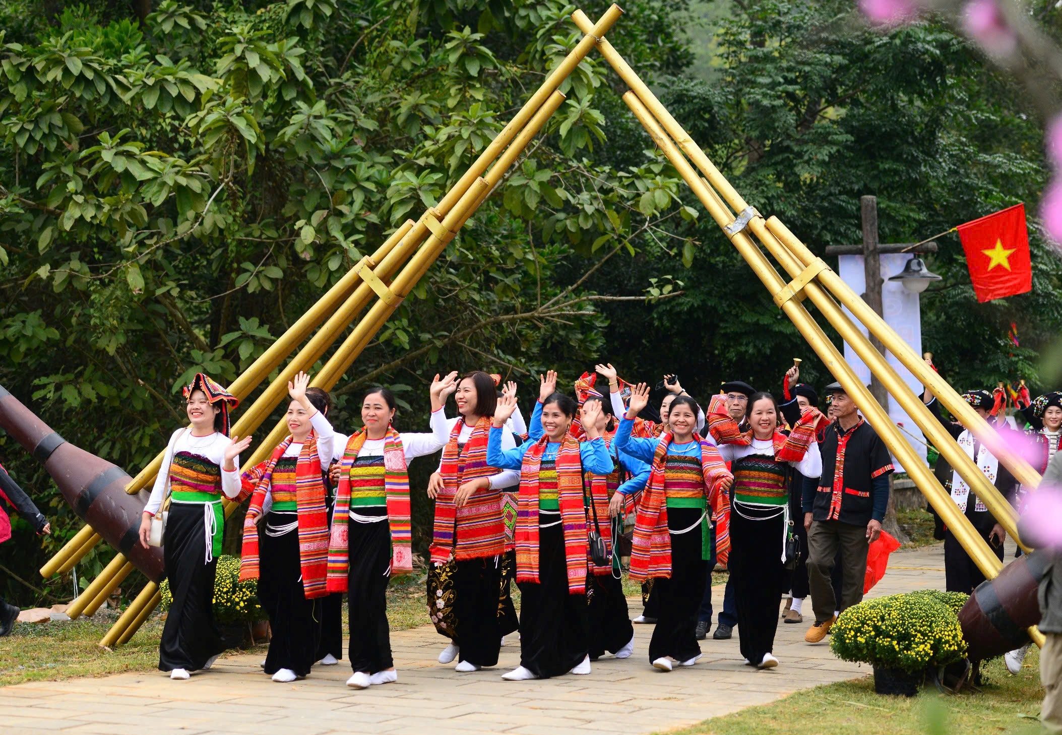 Làng Văn hóa - Du lịch các dân tộc Việt Nam đón 450.000 khách tham quan