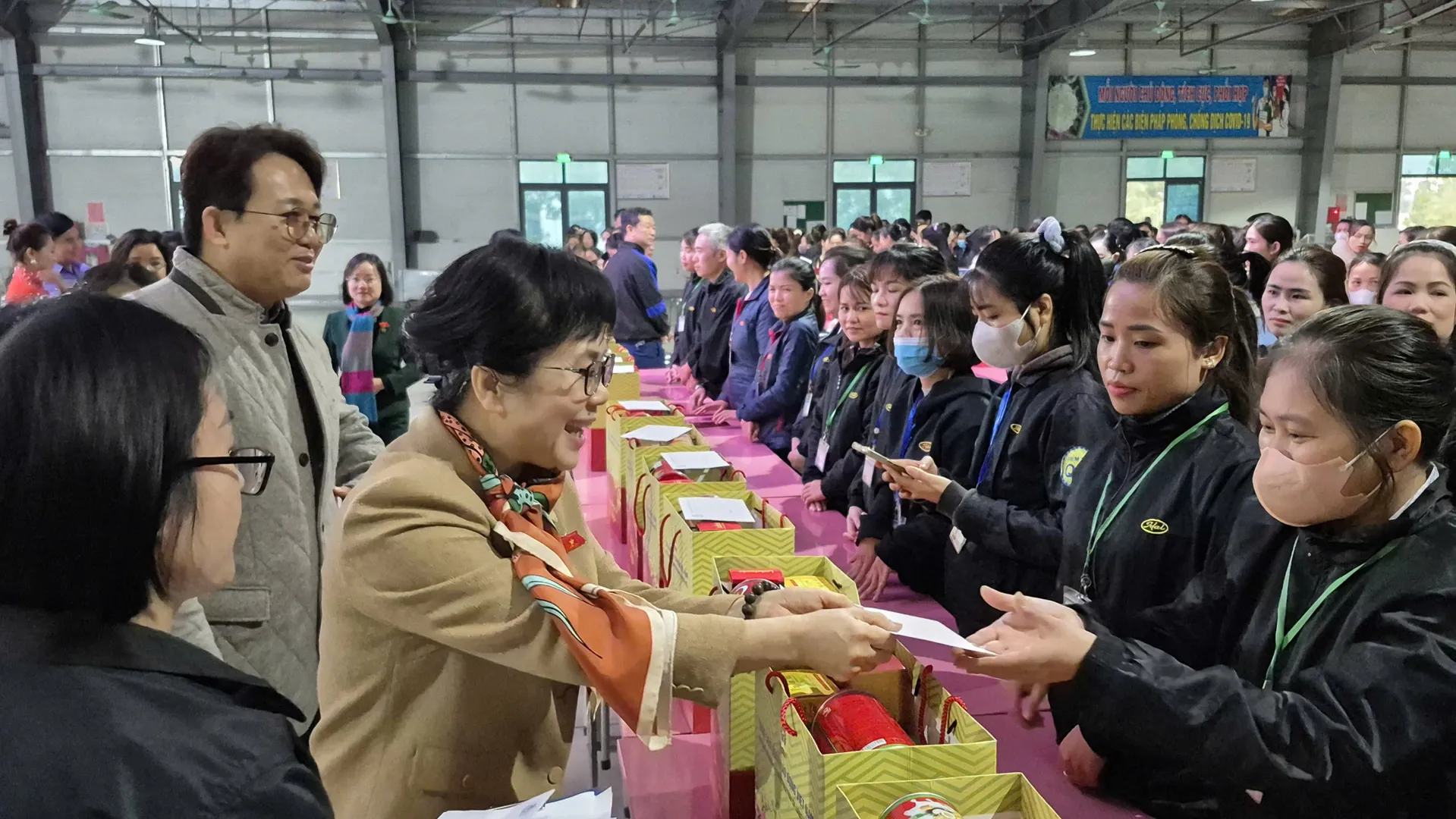 Tặng quà cho công nhân tại Nghệ An dịp Tết Nguyên đán 2025