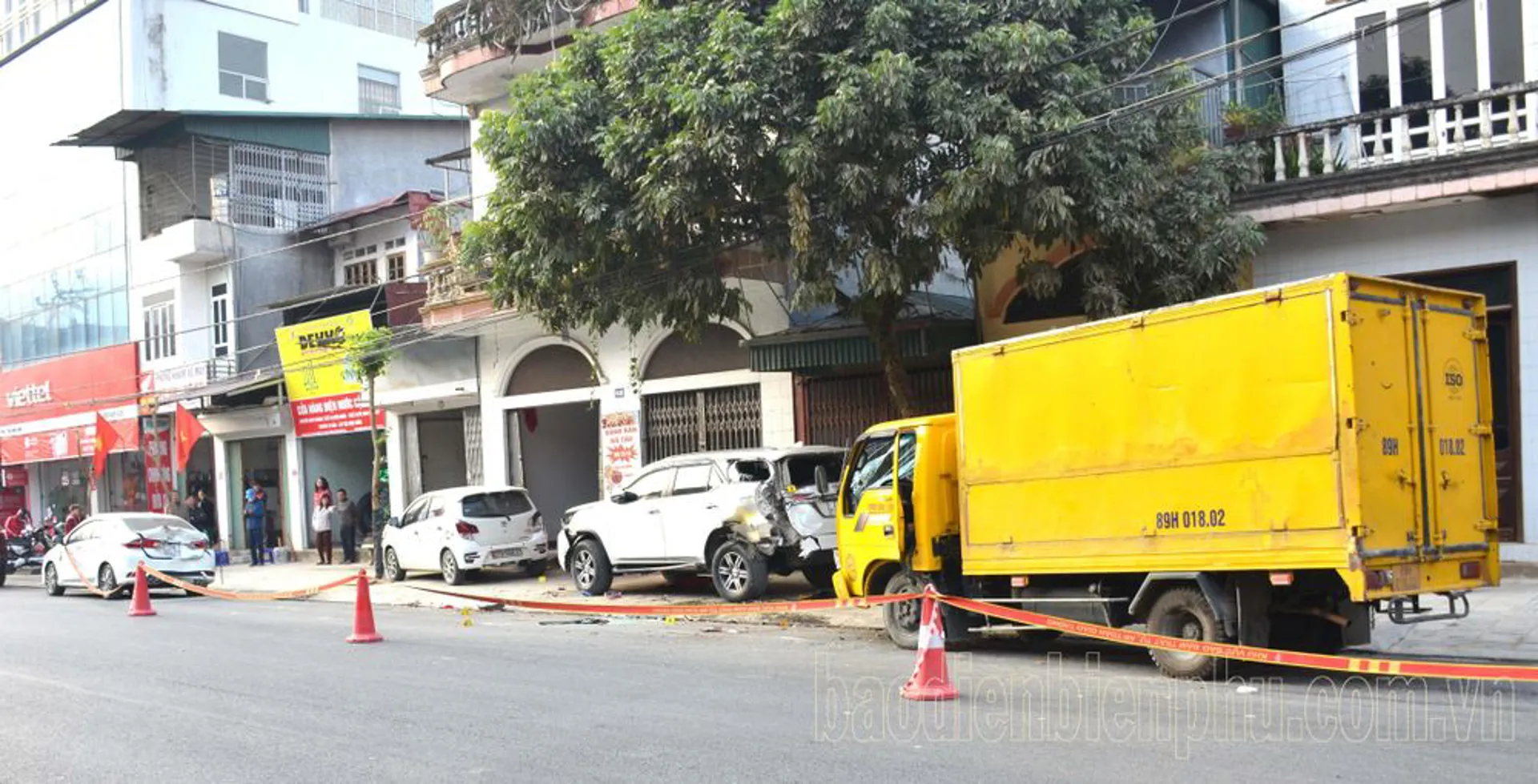 Tai nạn giao thông mới nhất 11/1/2025: tai nạn liên hoàn, 4 ô tô hư hỏng