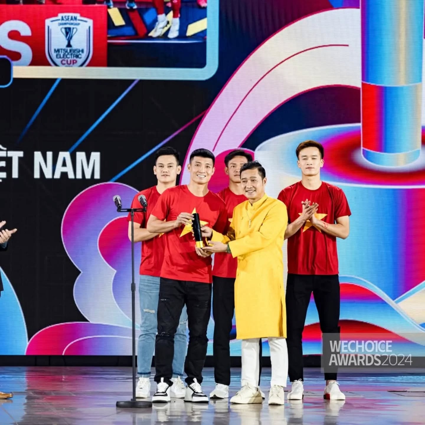 Đội tuyển Việt Nam được vinh danh Đại sứ truyền cảm hứng WeChoice Awards 2024