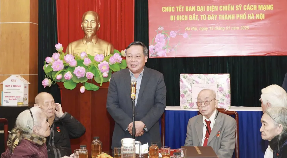 Lãnh đạo Thành phố Hà Nội thăm, tặng quà chiến sĩ cách mạng, gia đình chính sách