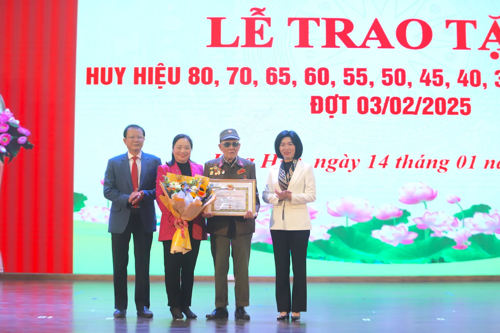 Ứng Hoà: trao Huy hiệu Đảng cho 237 đảng viên