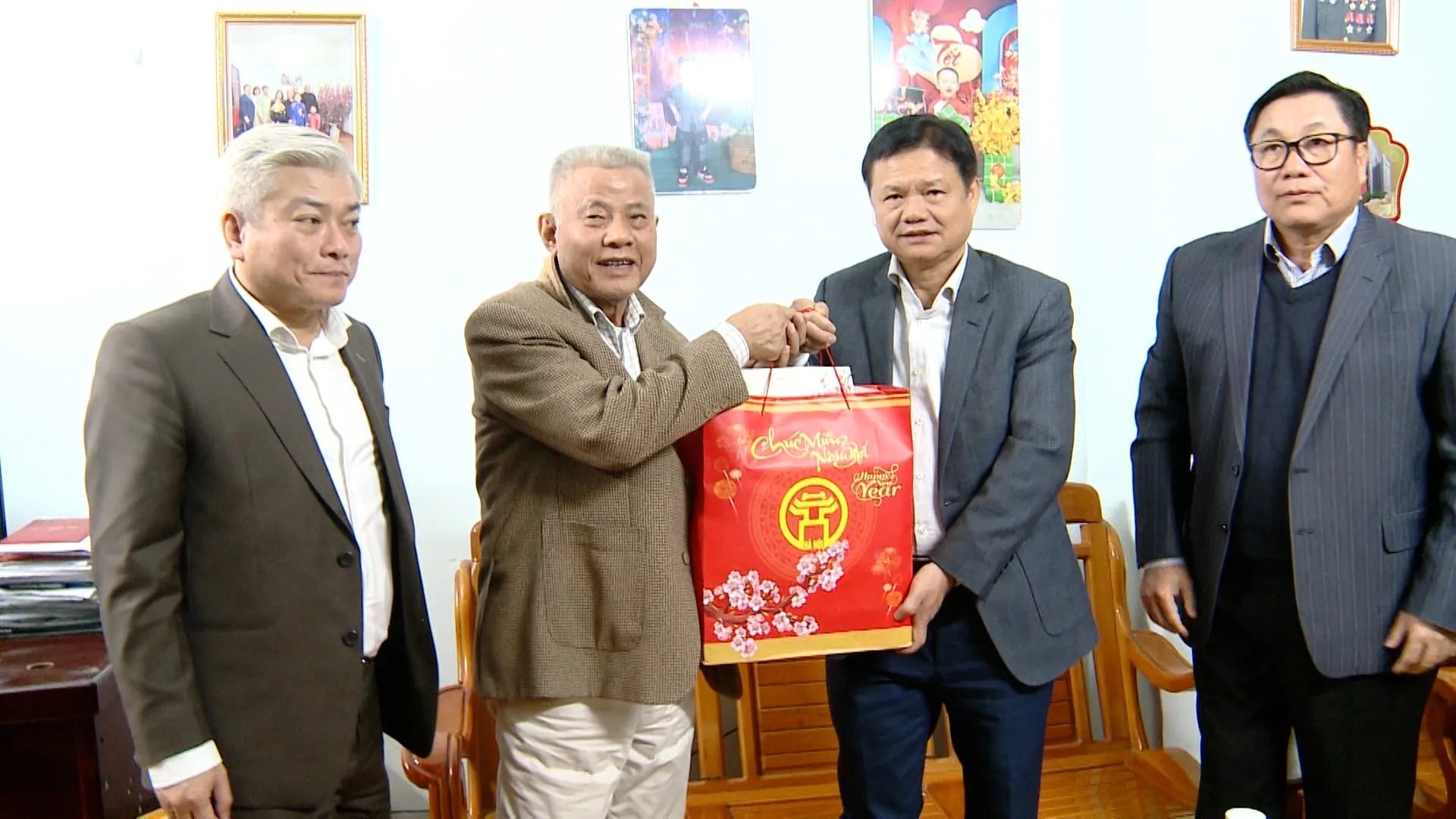 Lãnh đạo TP Hà Nội thăm, tặng quà gia đình chính sách tại quận Nam Từ Liêm