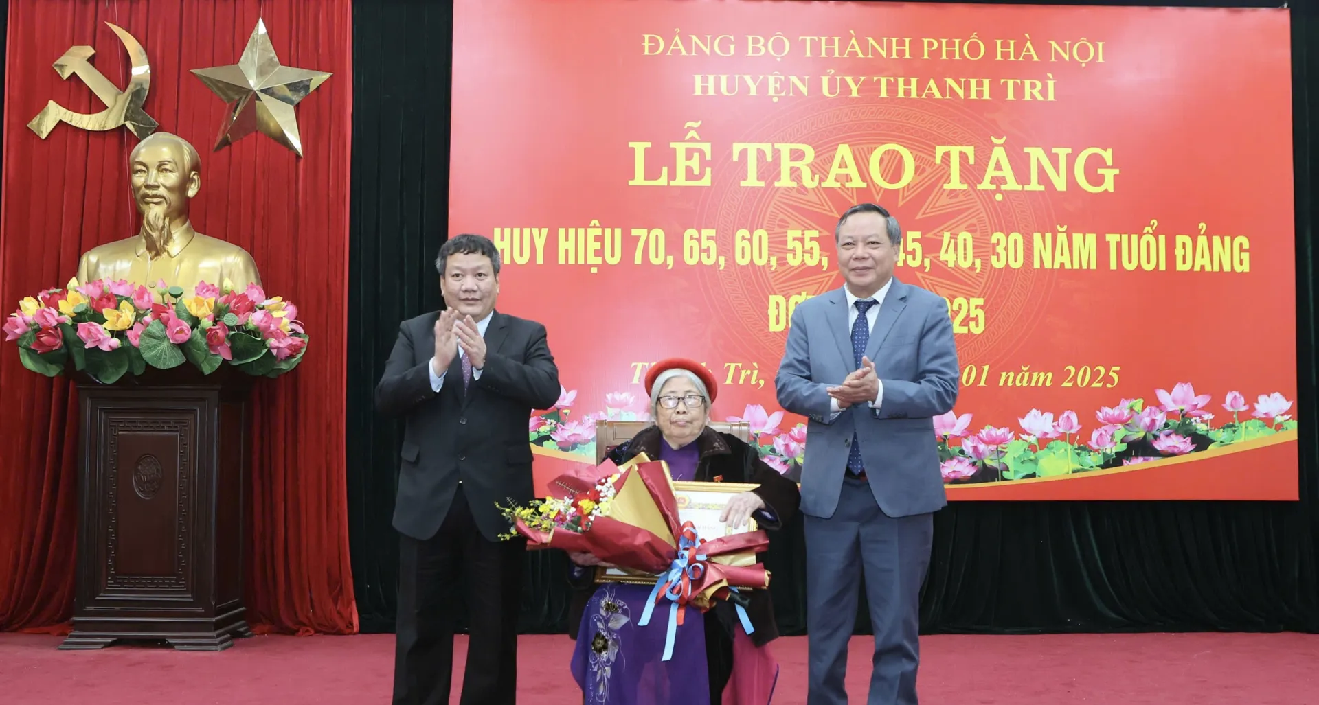 Phó Bí thư Thường trựcThành ủy Nguyễn Văn Phong trao Huy hiệu Đảng tại Thanh Trì