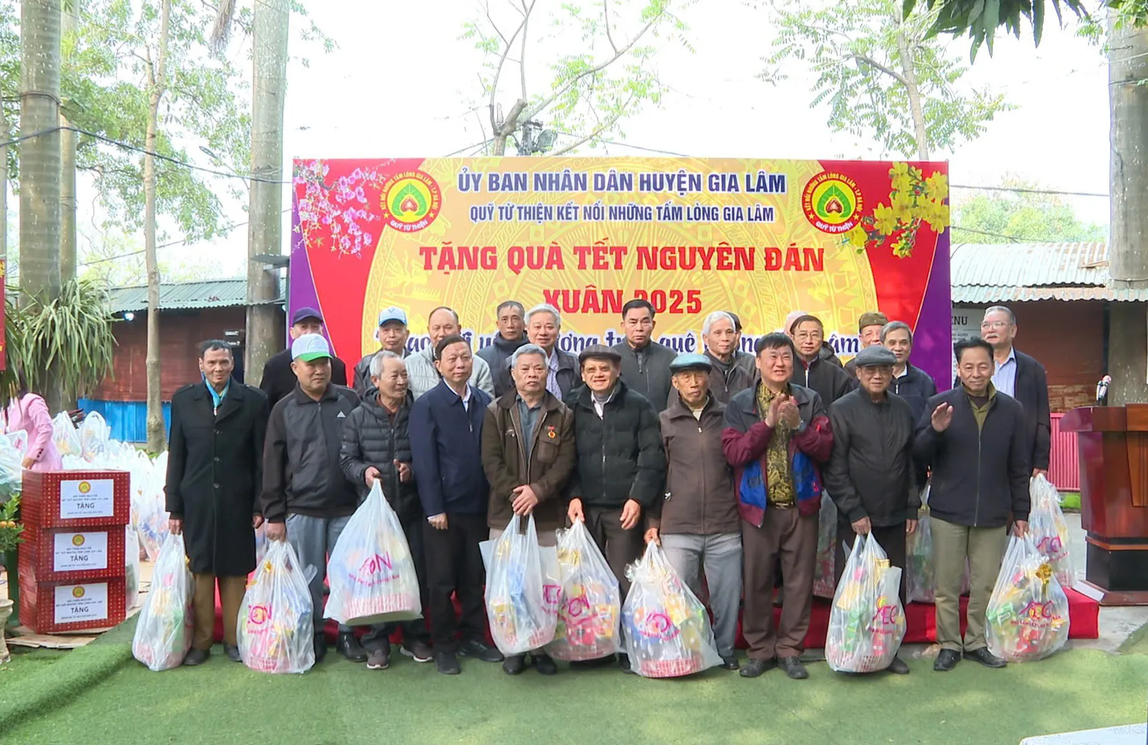 Quỹ từ thiện kết nối những tấm lòng Gia Lâm trao gần 1.000 suất quà