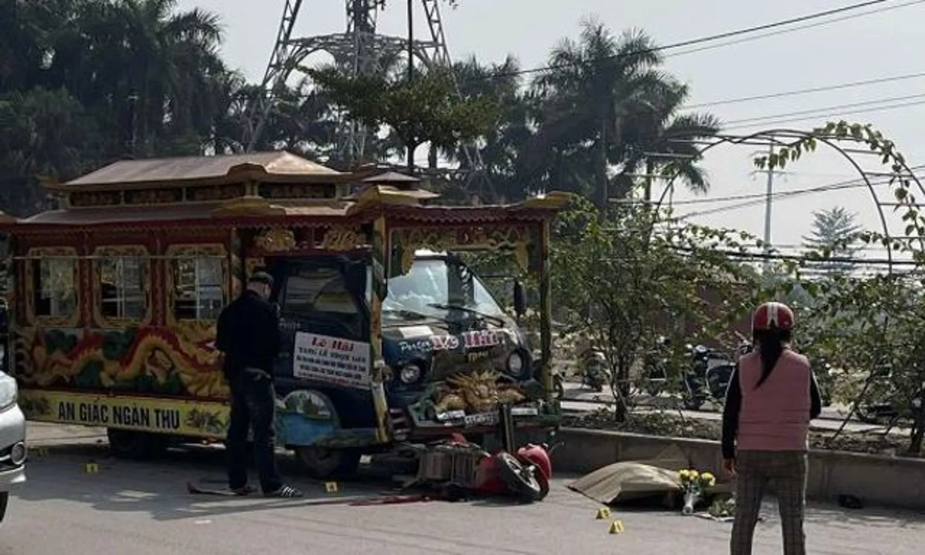 Nghệ An: xe tang lễ gây tai nạn khiến 3 người thương vong 