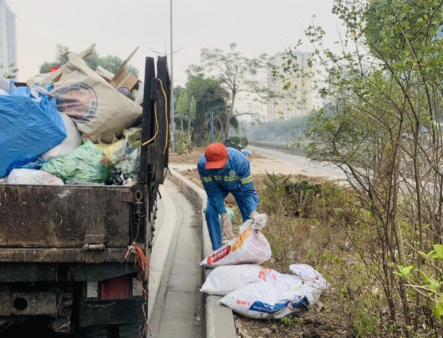 Quận Đống Đa tăng cường duy trì vệ sinh môi trường dọc tuyến sông Tô Lịch