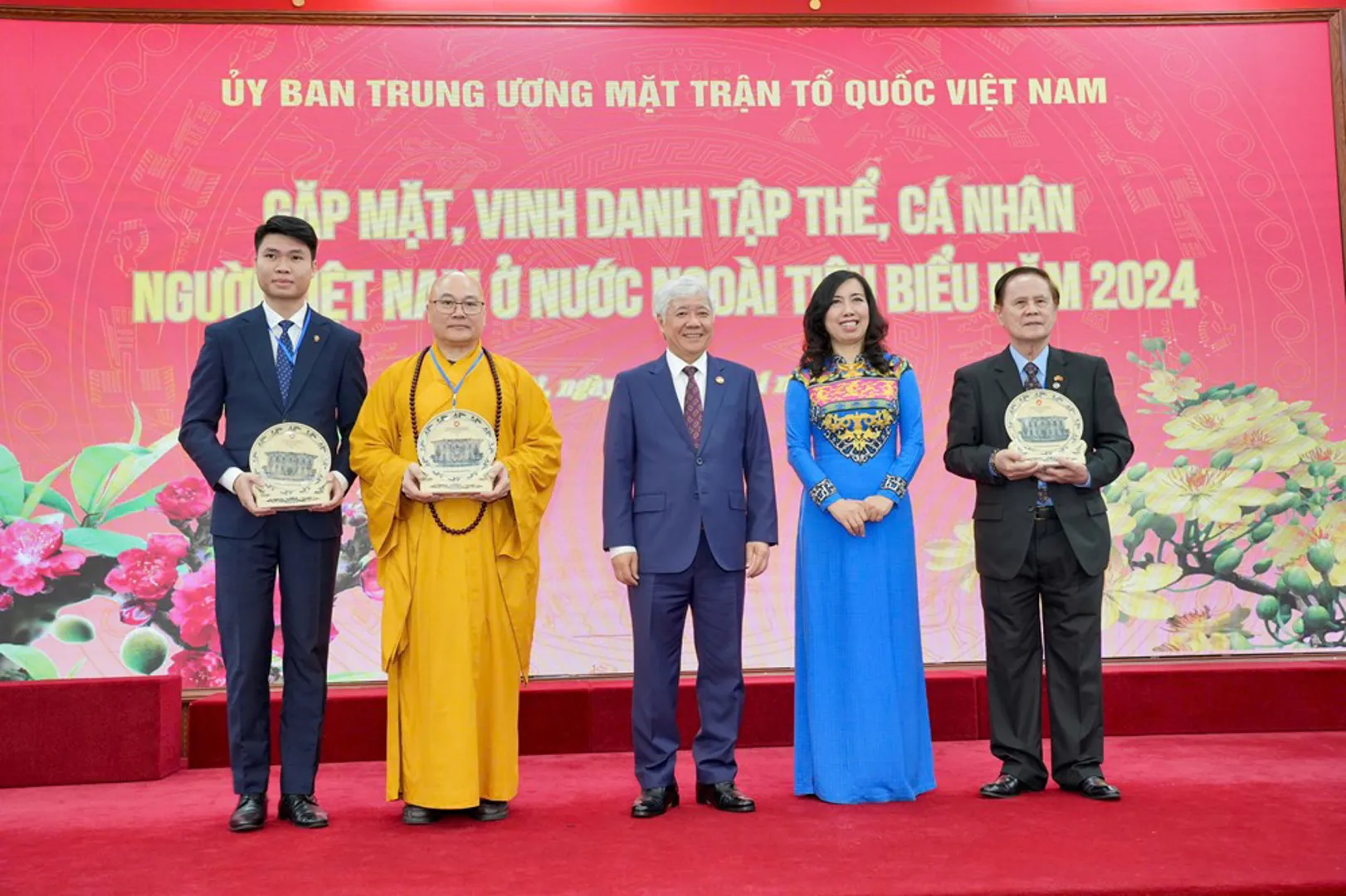 Chủ tịch Ủy ban Mặt trận Tổ quốc khen thưởng tập thể, cá nhân kiều bào tiêu biểu