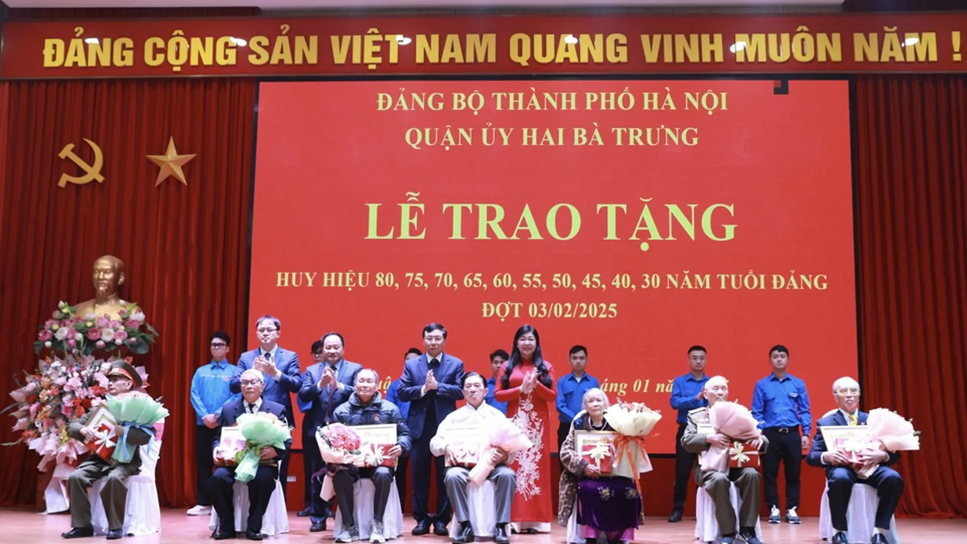 Lãnh đạo TP trao Huy hiệu Đảng cho đảng viên lão thành Quận Hai Bà Trưng