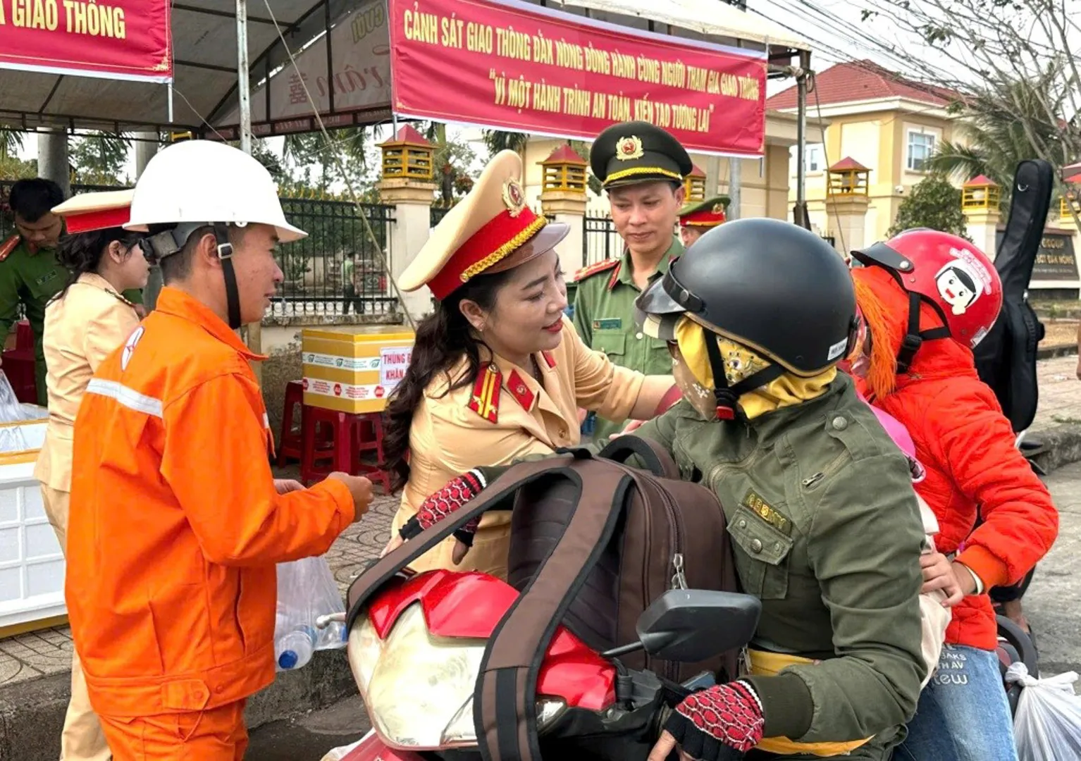 Công an Đắk Nông tiếp sức cho người dân trên đường về quê đón Tết 