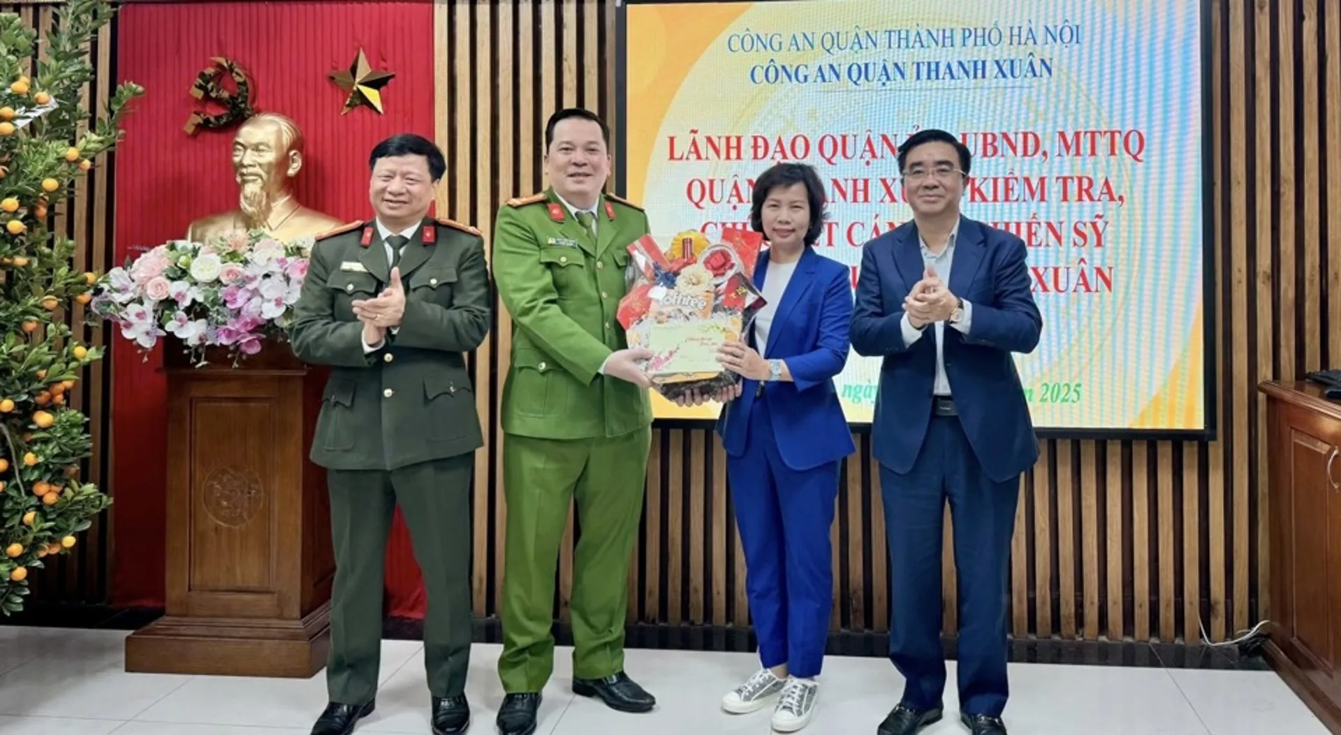 Lãnh đạo quận Thanh Xuân thăm, chúc Tết cán bộ, chiến sĩ Công an quận