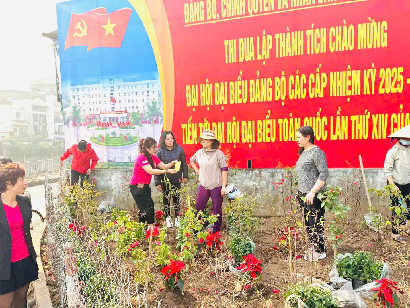 Hà Nội: các cấp hội phụ nữ chung tay vệ sinh môi trường đón Tết