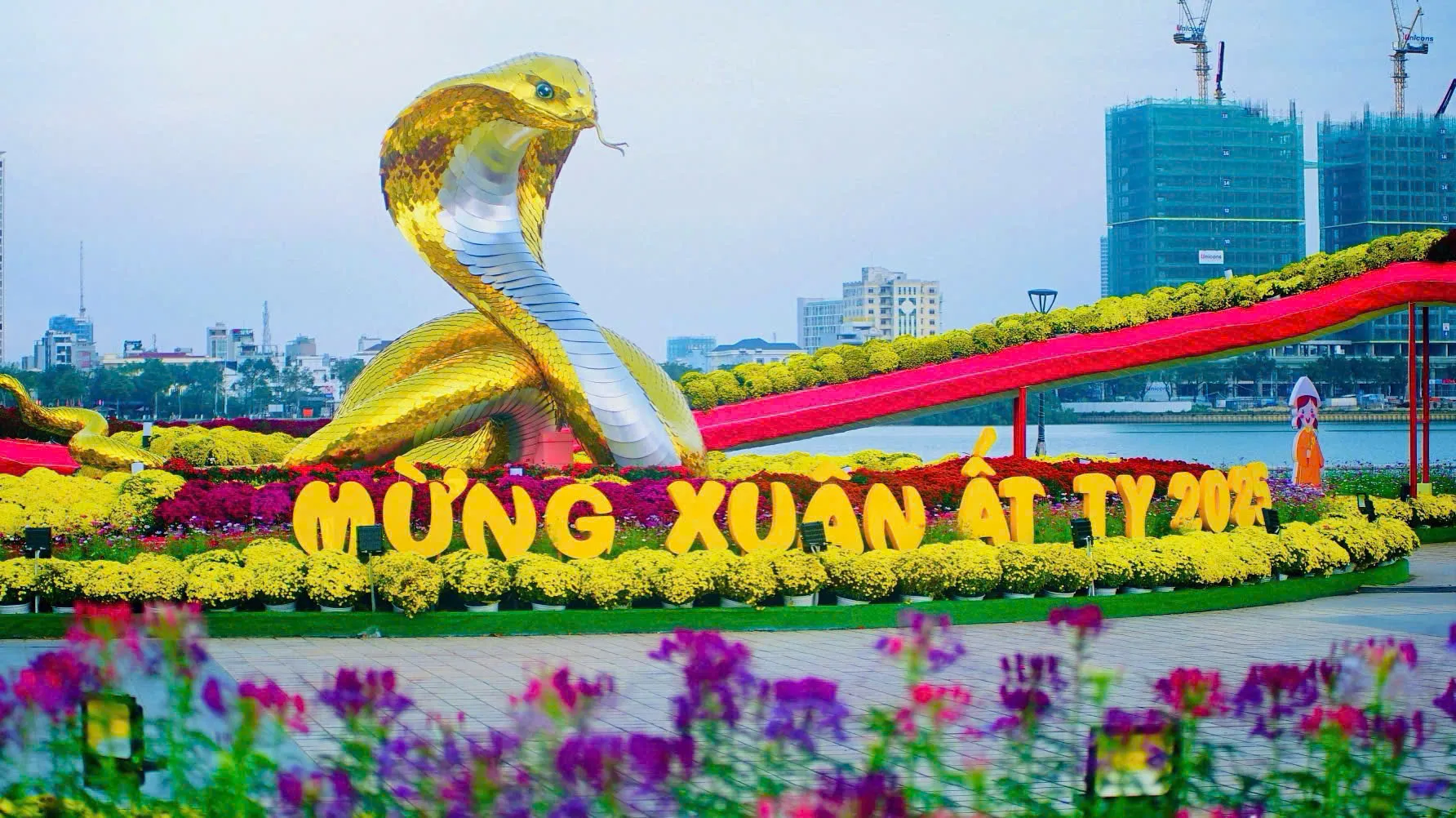 Đà Nẵng rộn ràng đón Tết Ất Tỵ, sắc Xuân lan tỏa khắp phố phường