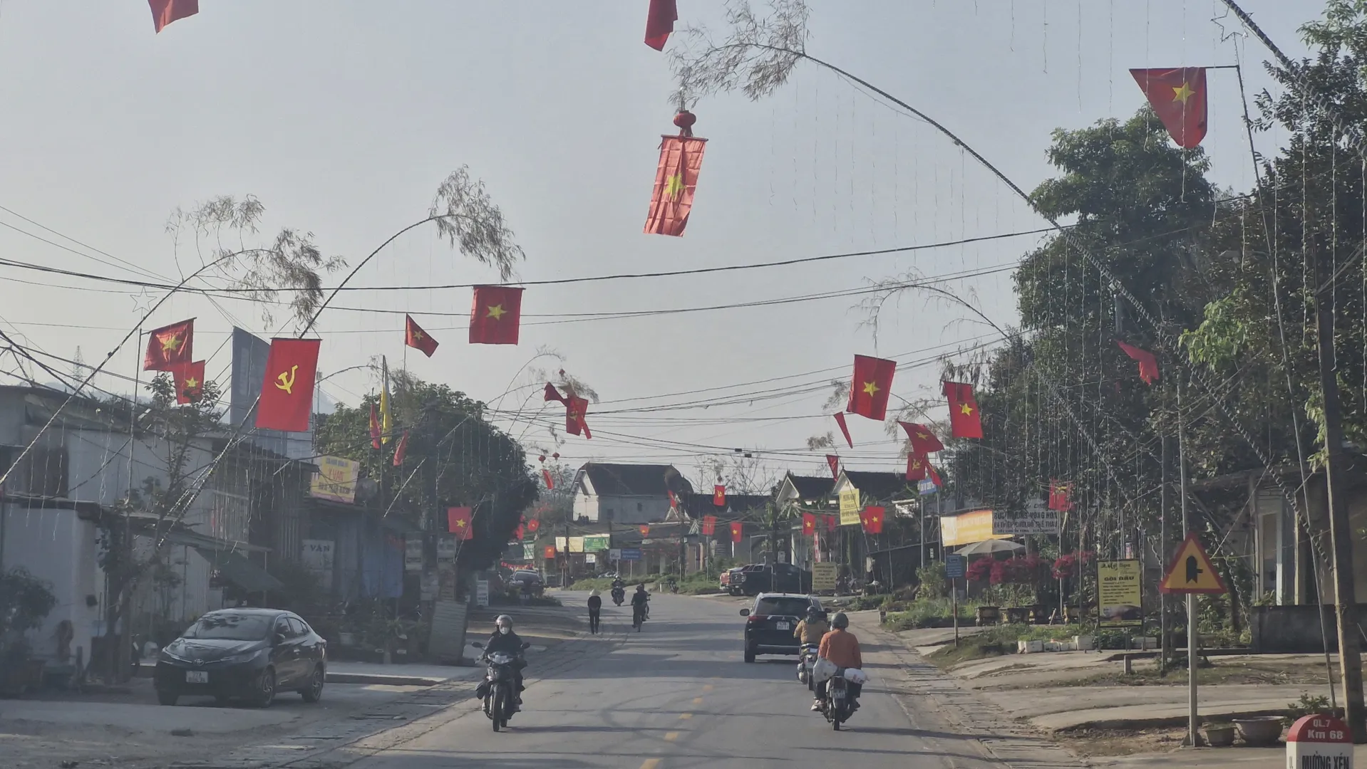 Nghệ An: ấn tượng hình ảnh cờ đỏ sao vàng tung bay trên nhiều cung đường