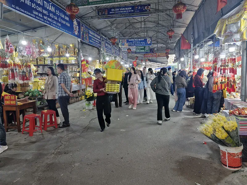 Hà Tĩnh: du khách nườm nượp hành hương về đền Chợ Củi