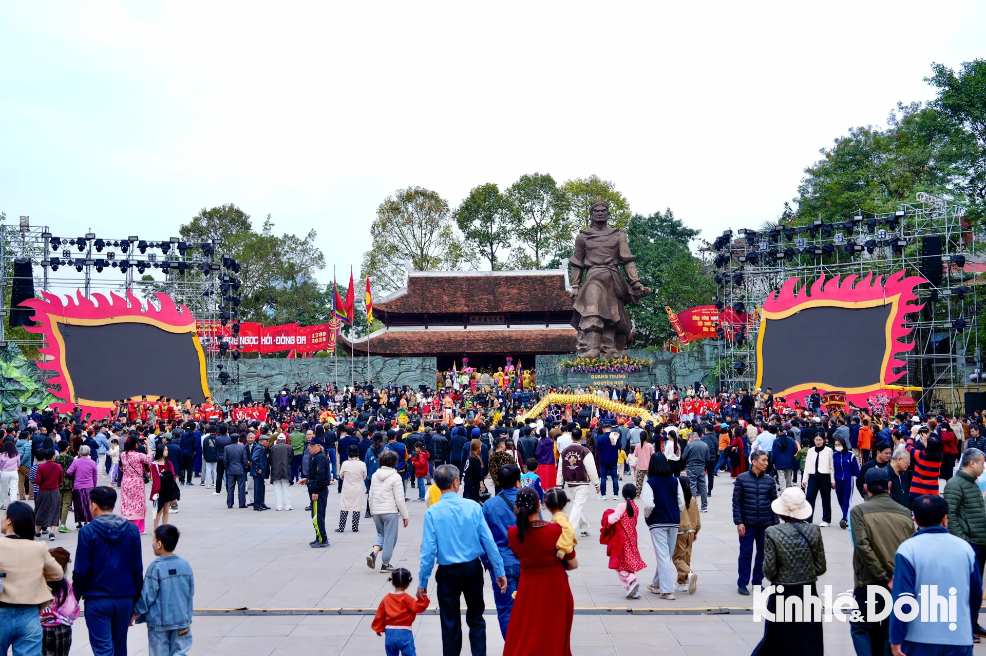 Hàng ngàn người dân và du khách tham dự Lễ hội Gò Đống Đa 2025