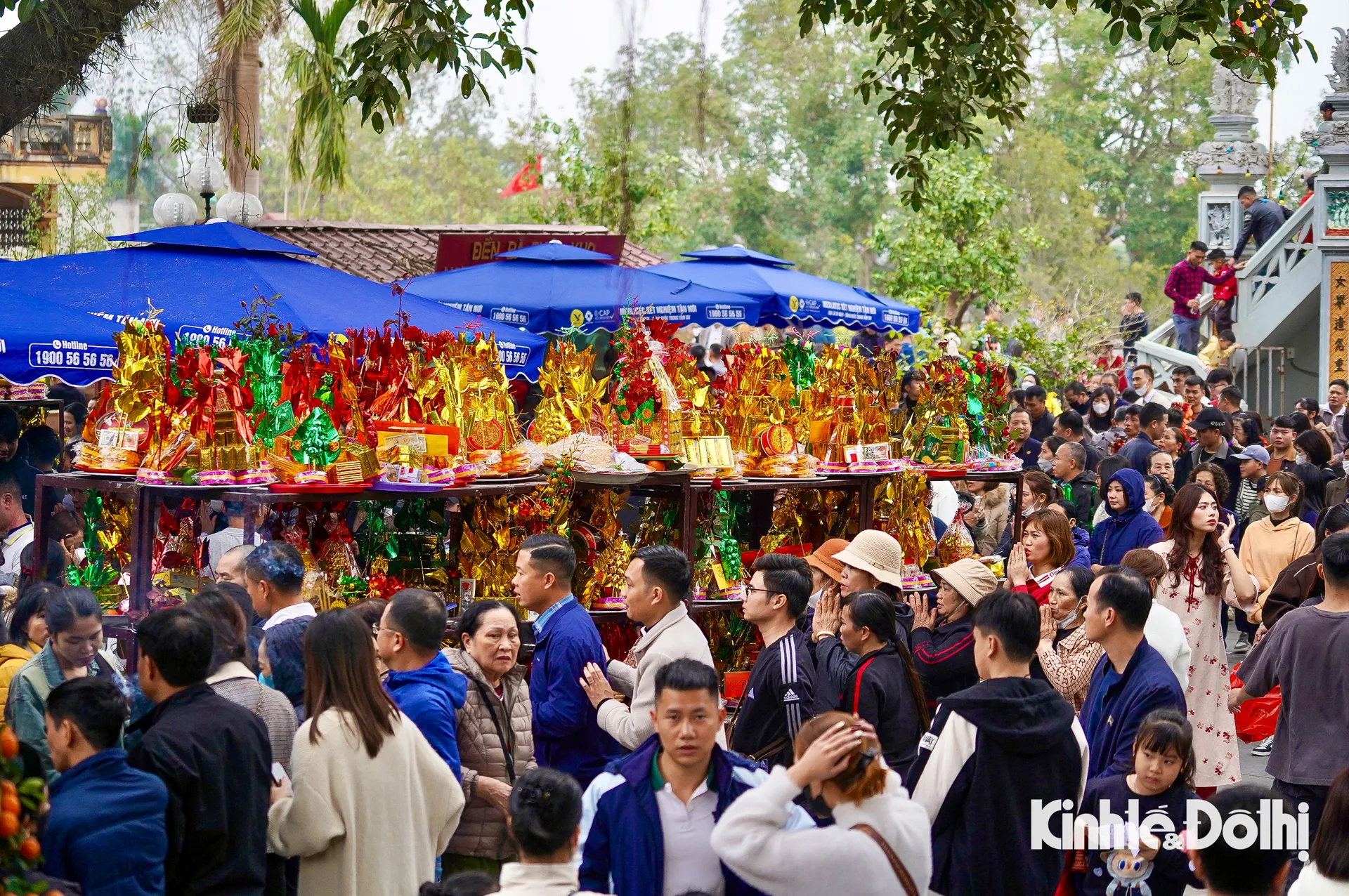 Hàng ngàn người đổ về đền Bà Chúa Kho ‘'xin lộc’' đầu năm