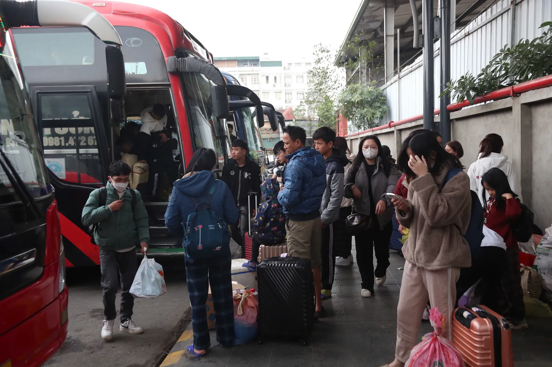 Người dân ùn ùn đổ về các bến xe Hà Nội sau kỳ nghỉ Tết