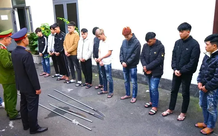 Khởi tố nhóm ‘’quái xế’’ mang hung khí gây rối đêm giao thừa