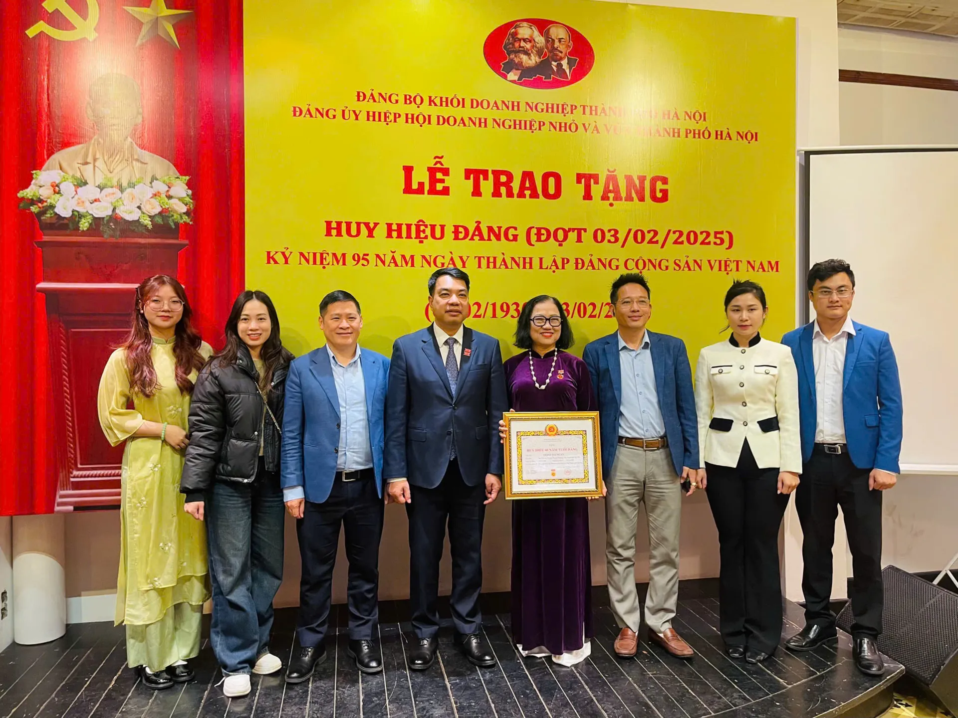HANOISME trao tặng Huy hiệu Đảng nhân dịp 3/2