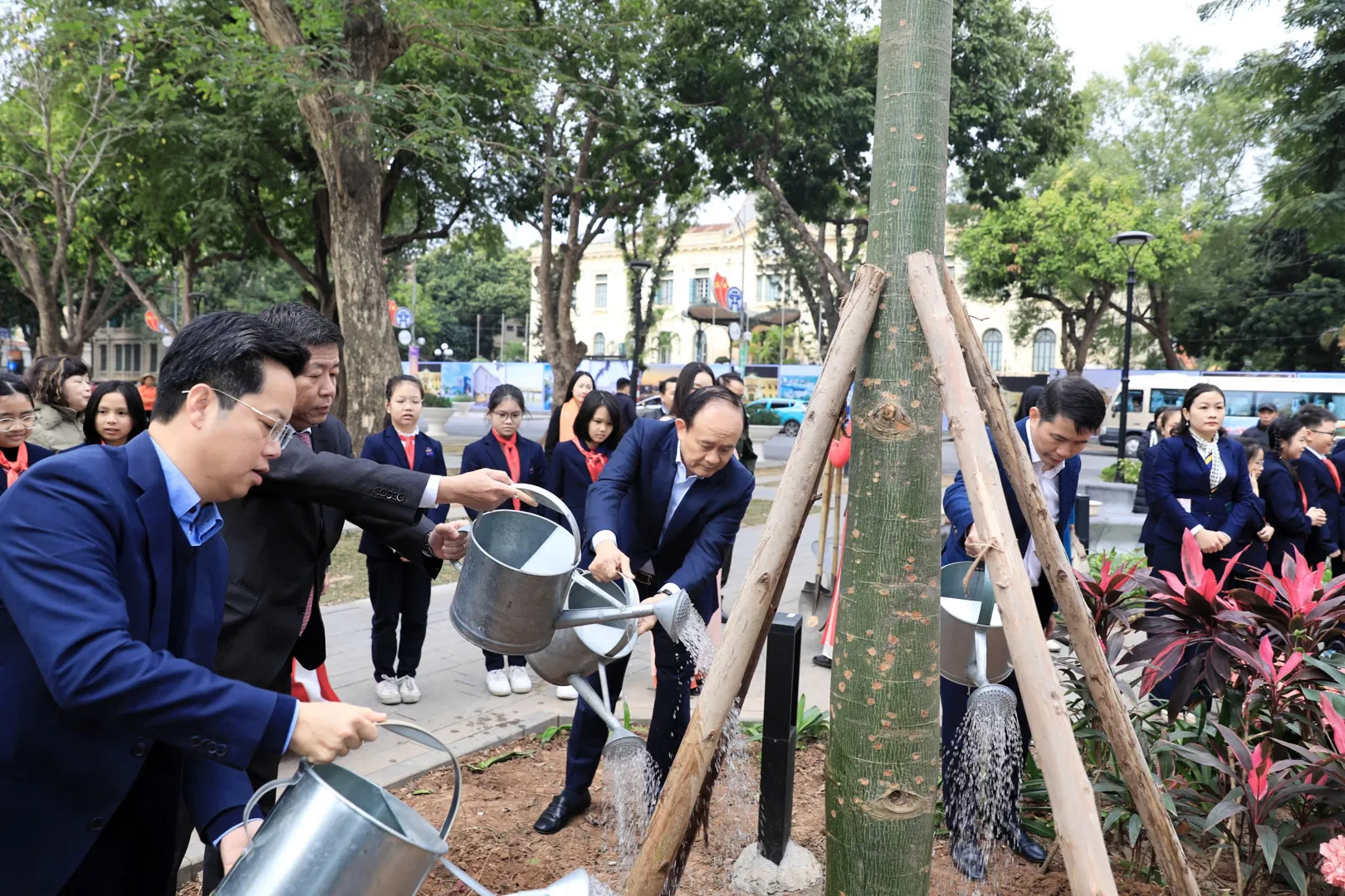 Quận Hoàn Kiếm quan tâm trồng cây xanh, bảo vệ môi trường