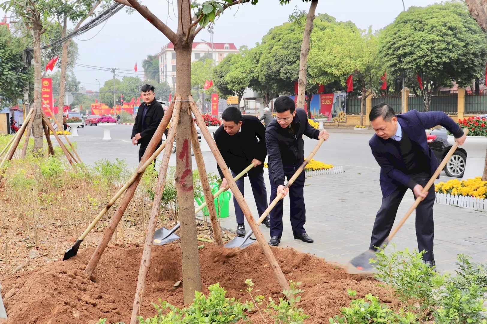 Huyện Sóc Sơn phát động Tết trồng cây, phấn đấu “trồng cây nào sống cây đó”