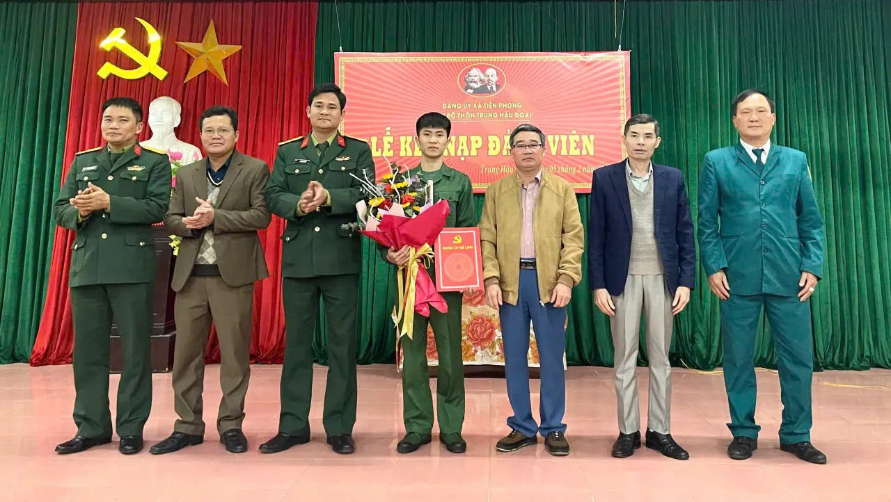 Huyện Mê Linh kết nạp Đảng cho tân binh trước khi lên đường nhập ngũ