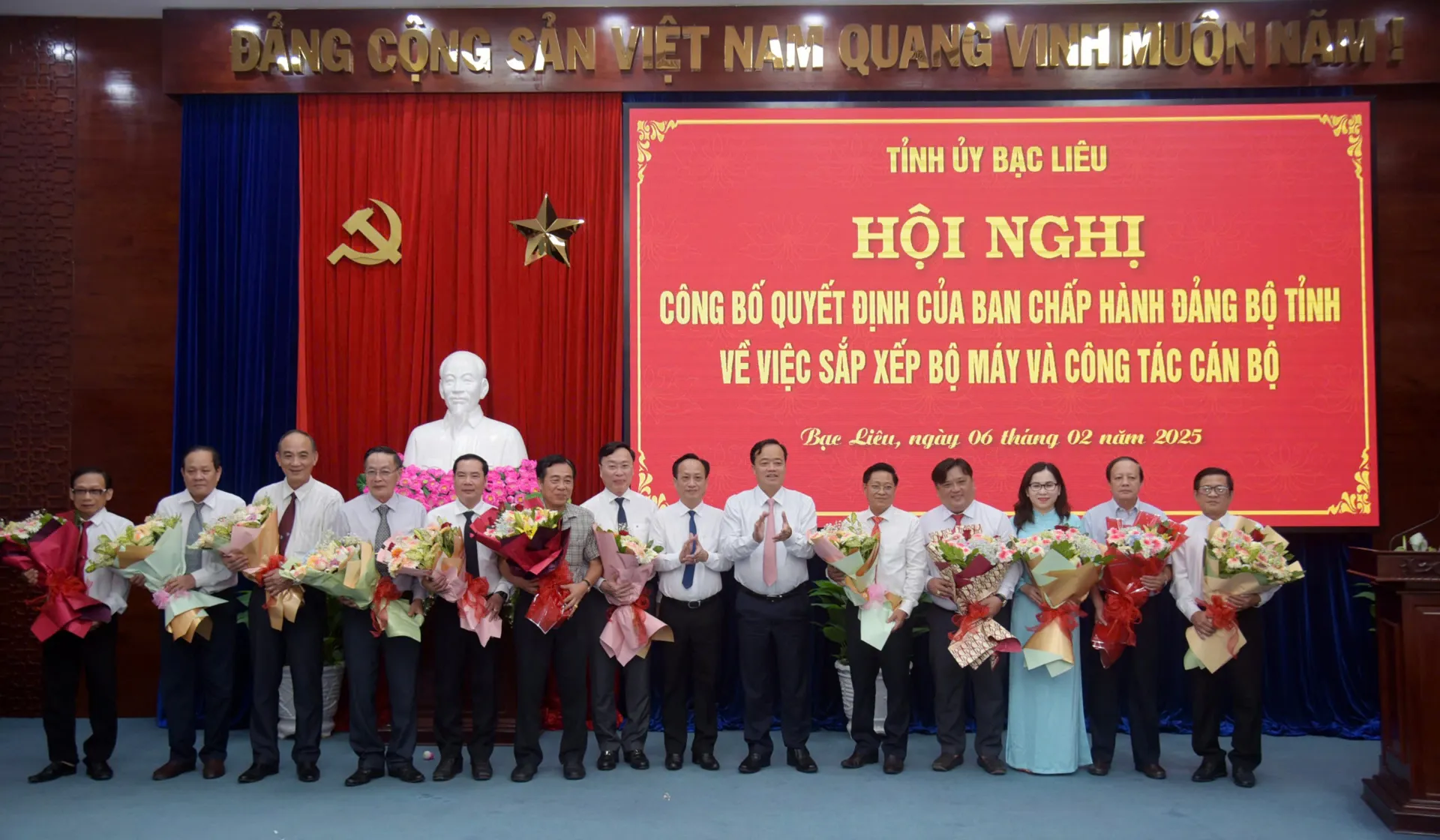 Công bố các quyết định về sắp xếp bộ máy, công tác cán bộ