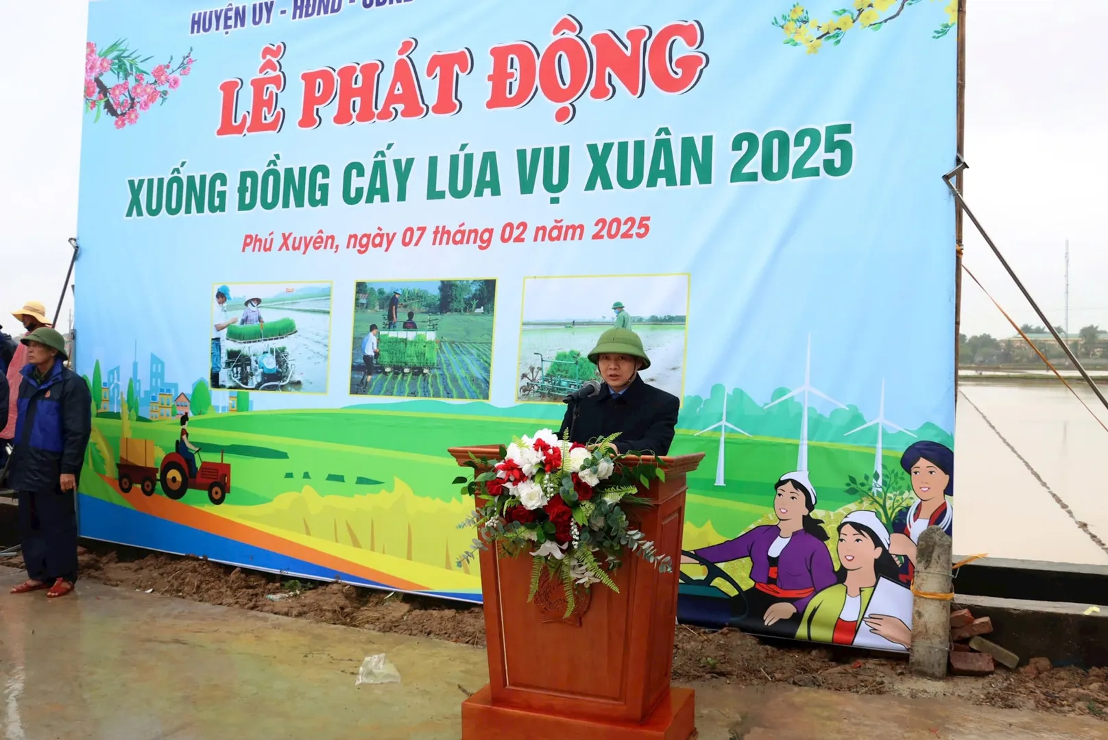 Huyện Phú Xuyên phát động xuống đồng đầu năm 2025