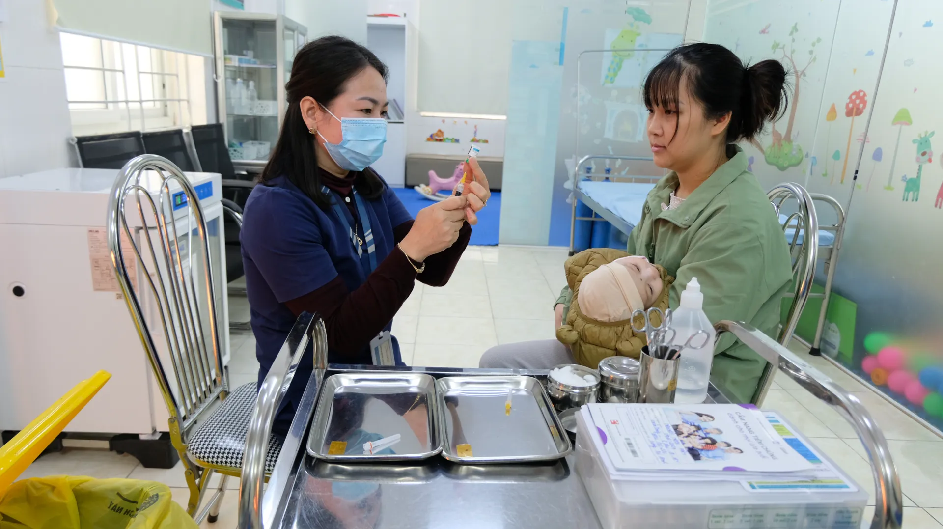 Huyện Sóc Sơn tiêm vaccine phòng bệnh sởi miễn phí cho trẻ em