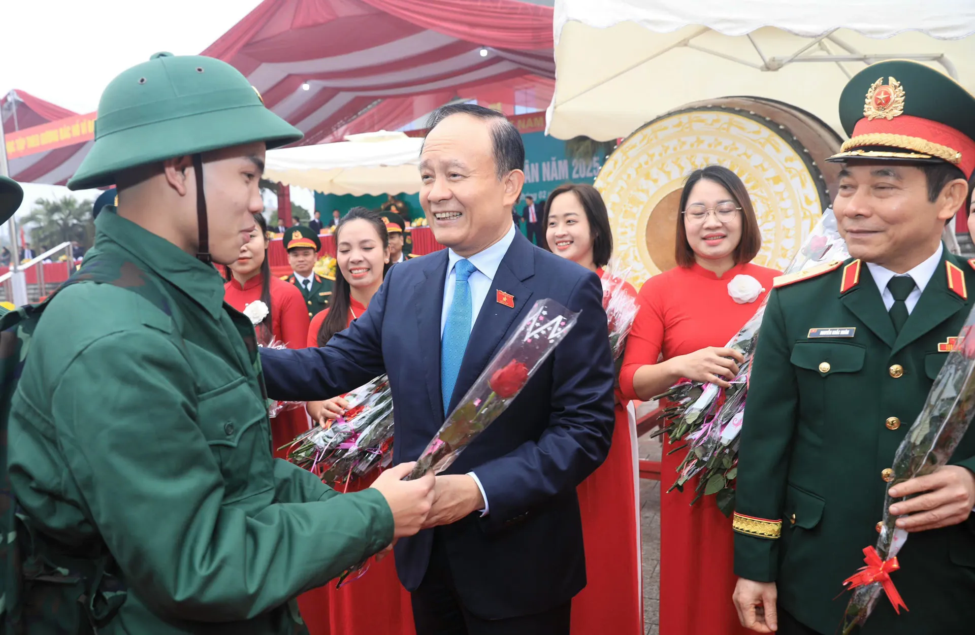 Chủ tịch HĐND TP Hà Nội động viên tân binh của huyện Đông Anh  